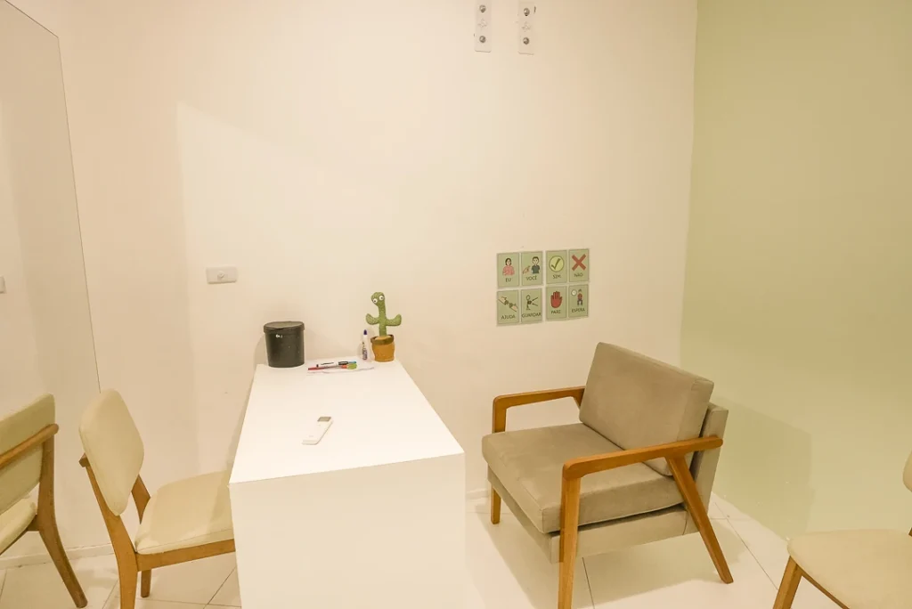 Consultório da Laços Vivos, em Olinda, com mesa e poltronas