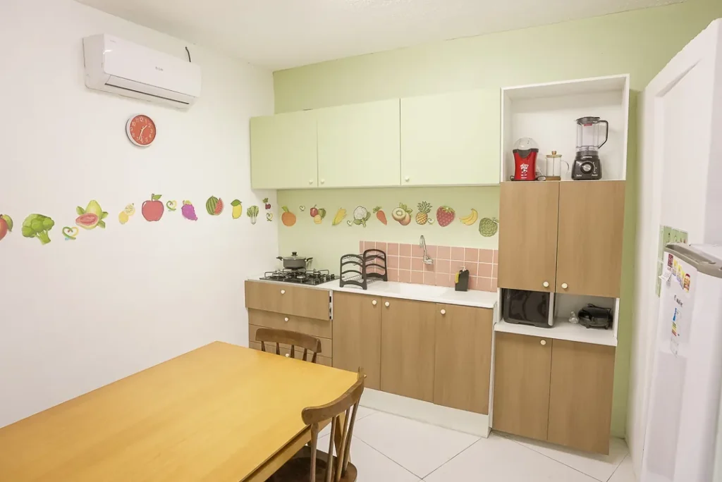 Cozinha terapêutica da Laços Vivos, em Olinda, com armários e mesa de madeira